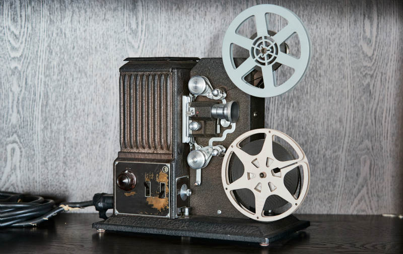 一台复古老式胶片电影放映机外观特写图片