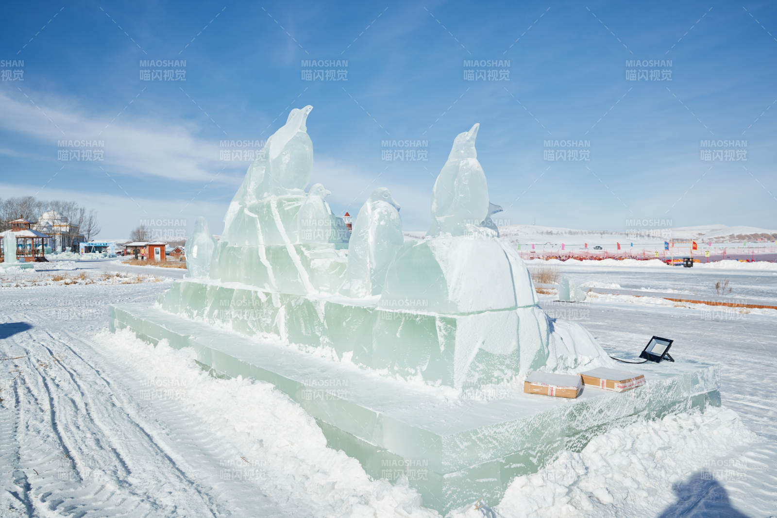 张家口沽源县天鹅湖景区冰雕雕刻现场图片