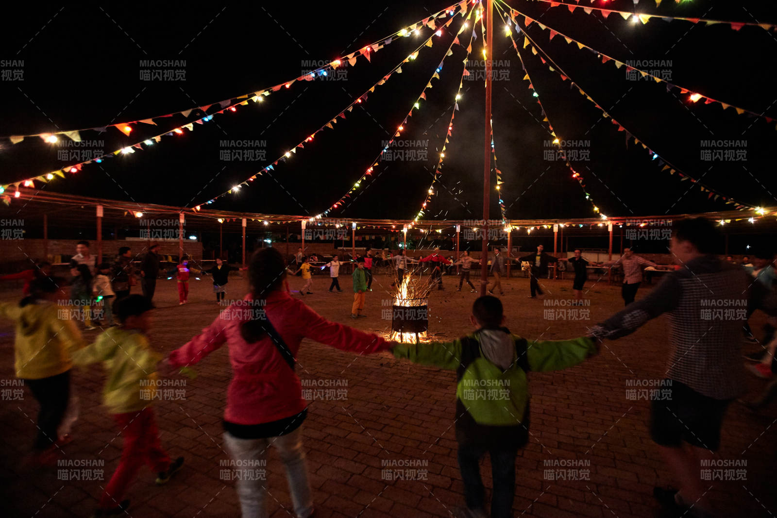 熊熊烈焰燃烧的炙热篝火图片