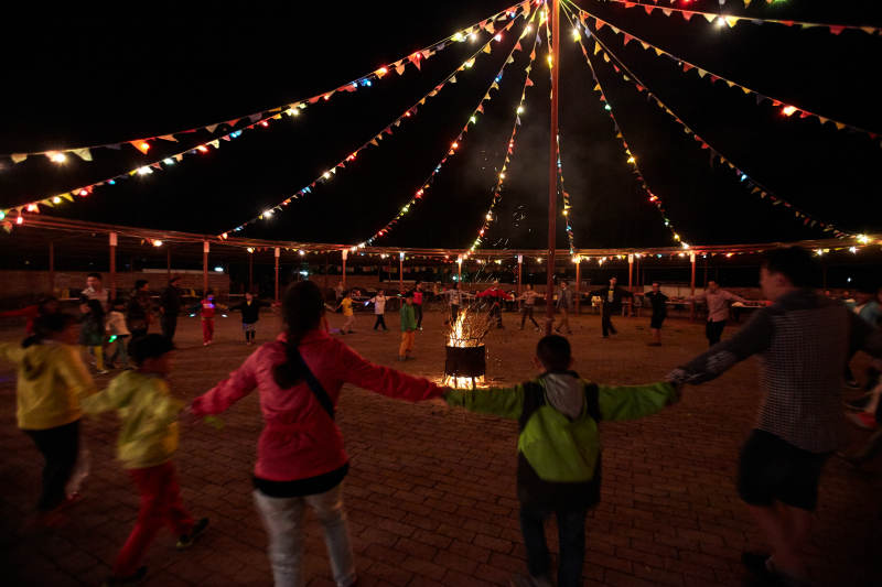 熊熊烈焰燃烧的炙热篝火图片