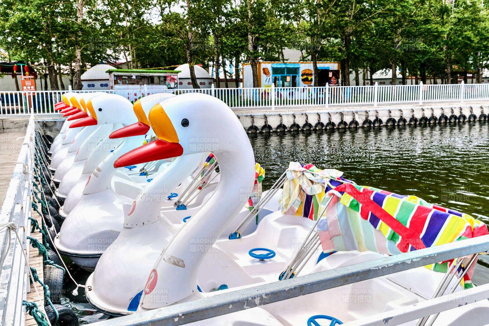 张家口地区沽源县天鹅湖水上娱乐设施图片