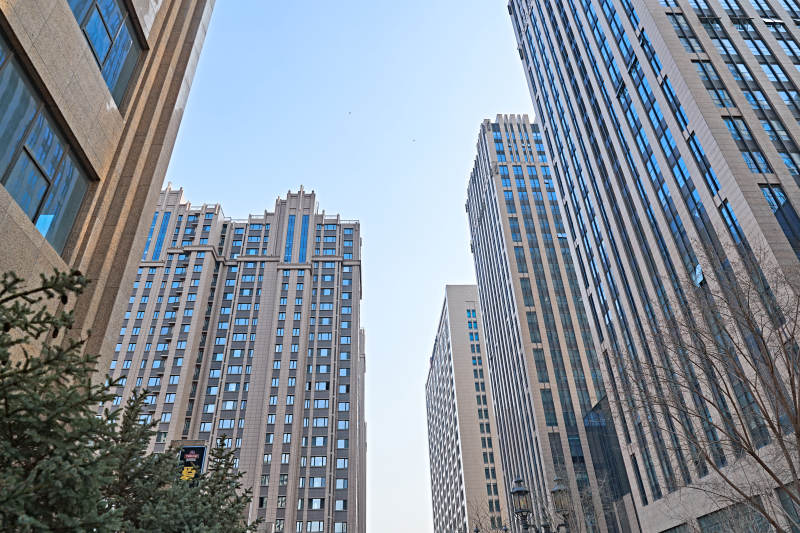 仰视现代建筑办公楼和局部景观图片