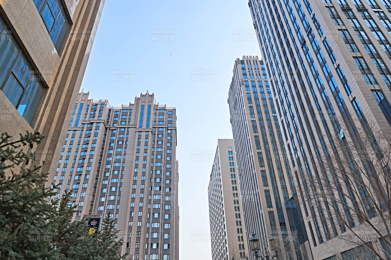 仰视现代建筑办公楼和局部景观图片