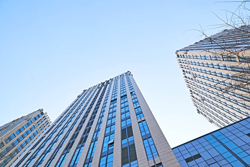 仰视现代建筑办公楼和局部景观图片