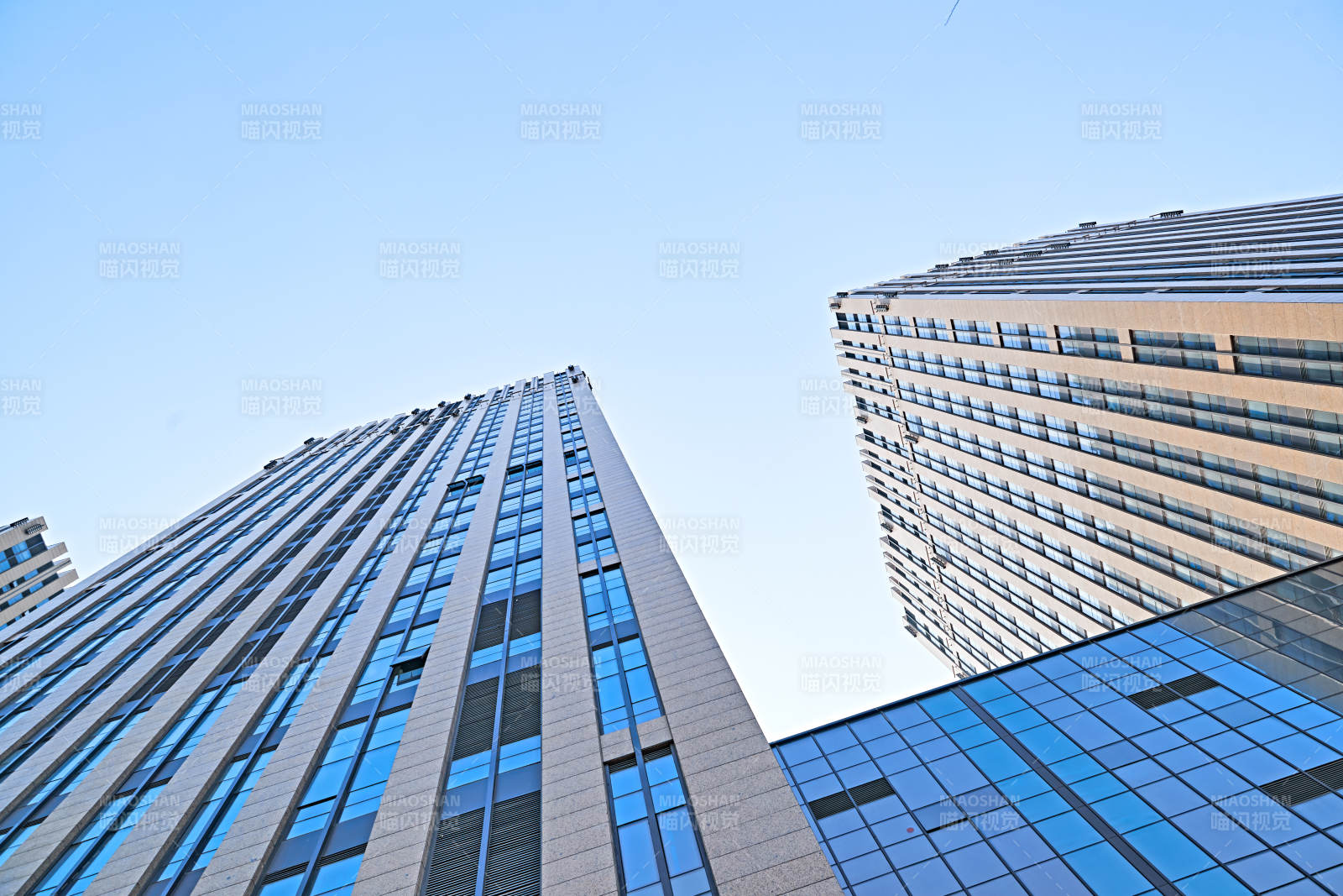 仰视现代建筑办公楼和局部景观图片