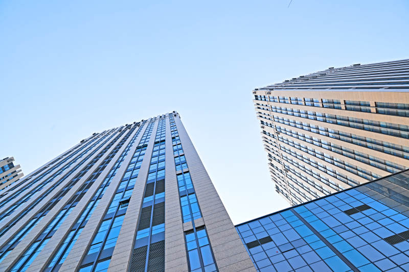 仰视现代建筑办公楼和局部景观图片