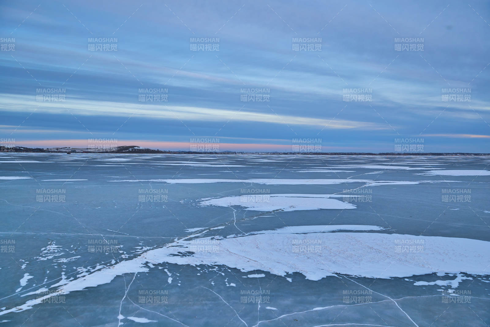 中国河北省沽源县库伦淖湖冬季冰上风光图片