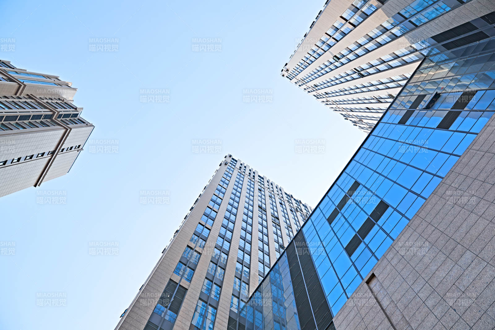 仰视现代建筑办公楼和局部景观图片