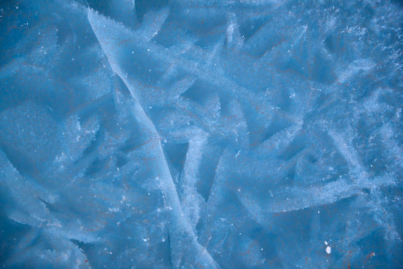 冬天冻结的湖面冰层花纹图片