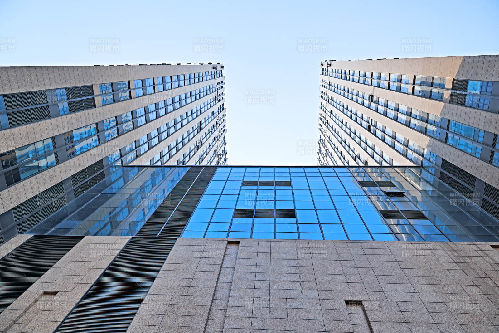 仰视现代建筑办公楼和局部景观图片