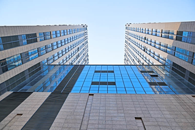 仰视现代建筑办公楼和局部景观图片