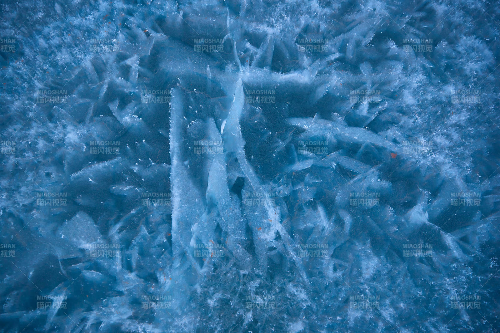 冬天冻结的湖面冰层花纹图片