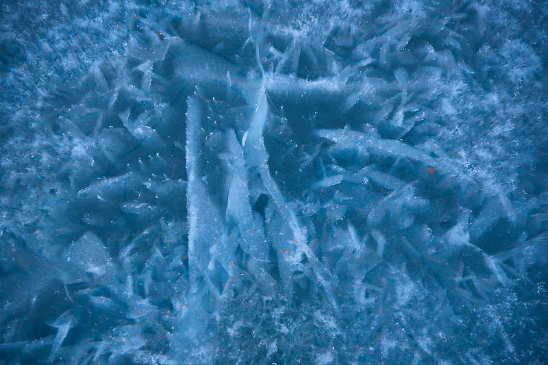 冬天冻结的湖面冰层花纹图片