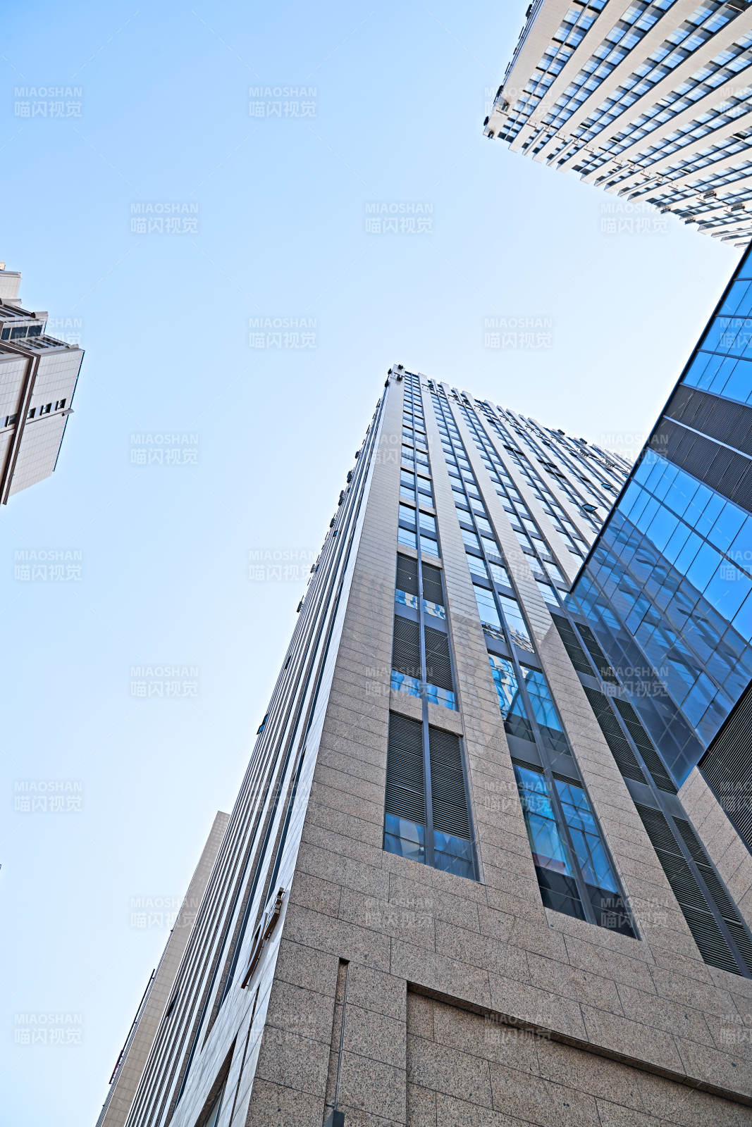 仰视现代建筑办公楼和局部景观图片