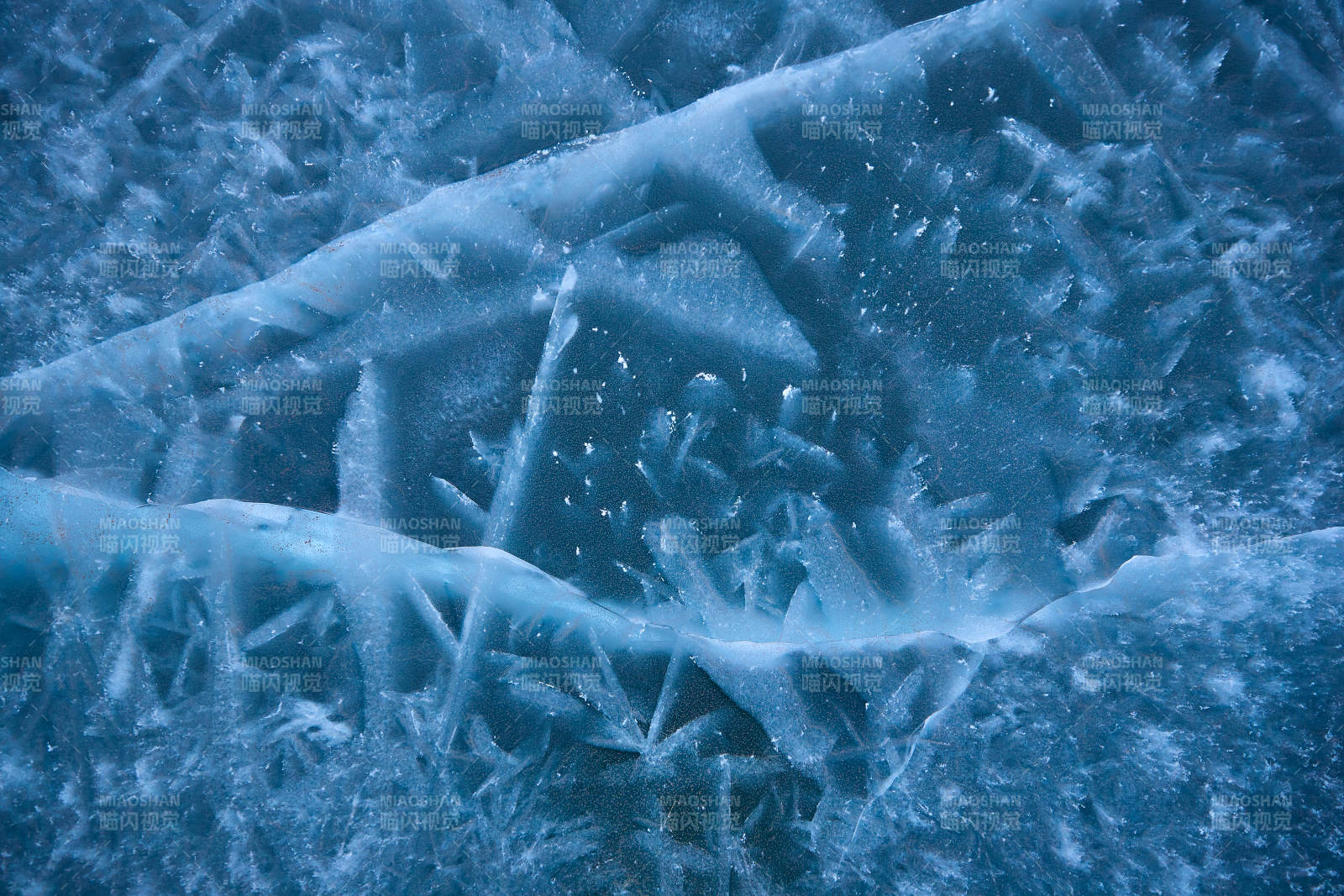 冬天冻结的湖面冰层花纹图片