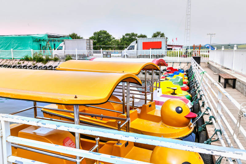 张家口地区沽源县天鹅湖水上娱乐设施图片