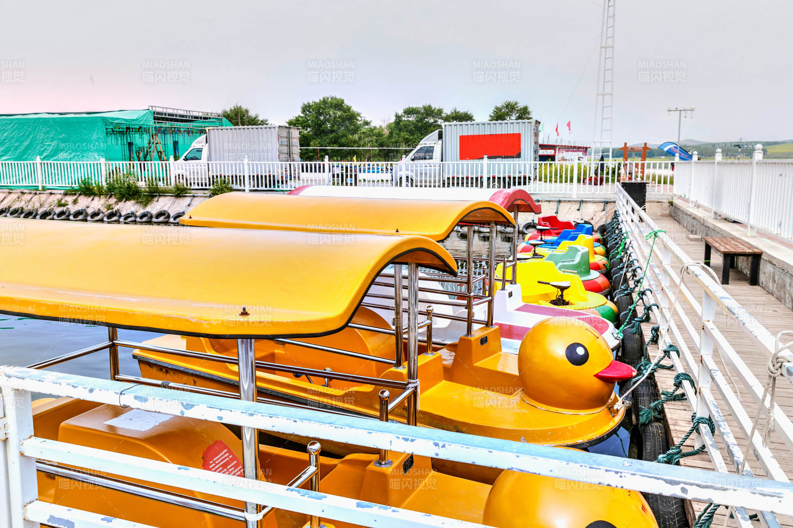 张家口地区沽源县天鹅湖水上娱乐设施图片
