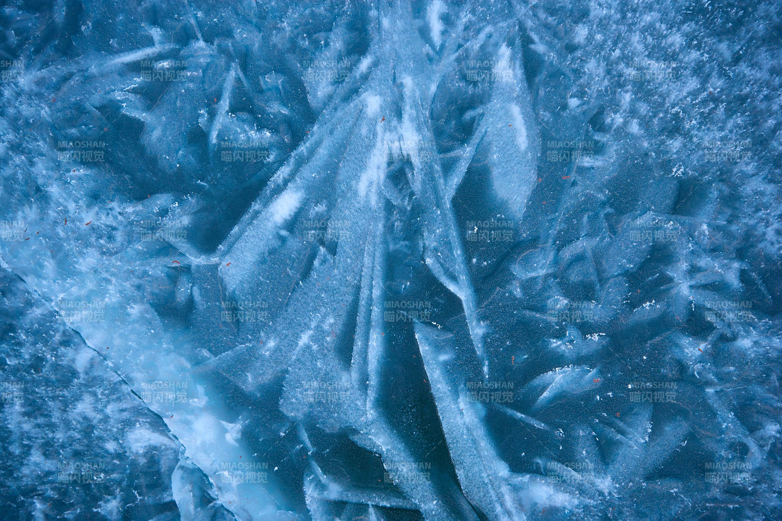 冬天冻结的湖面冰层花纹图片