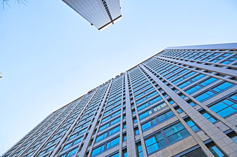 仰视现代建筑办公楼和局部景观图片