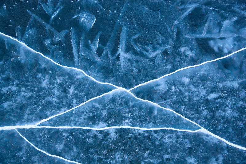 冬天冻结的湖面冰层花纹图片
