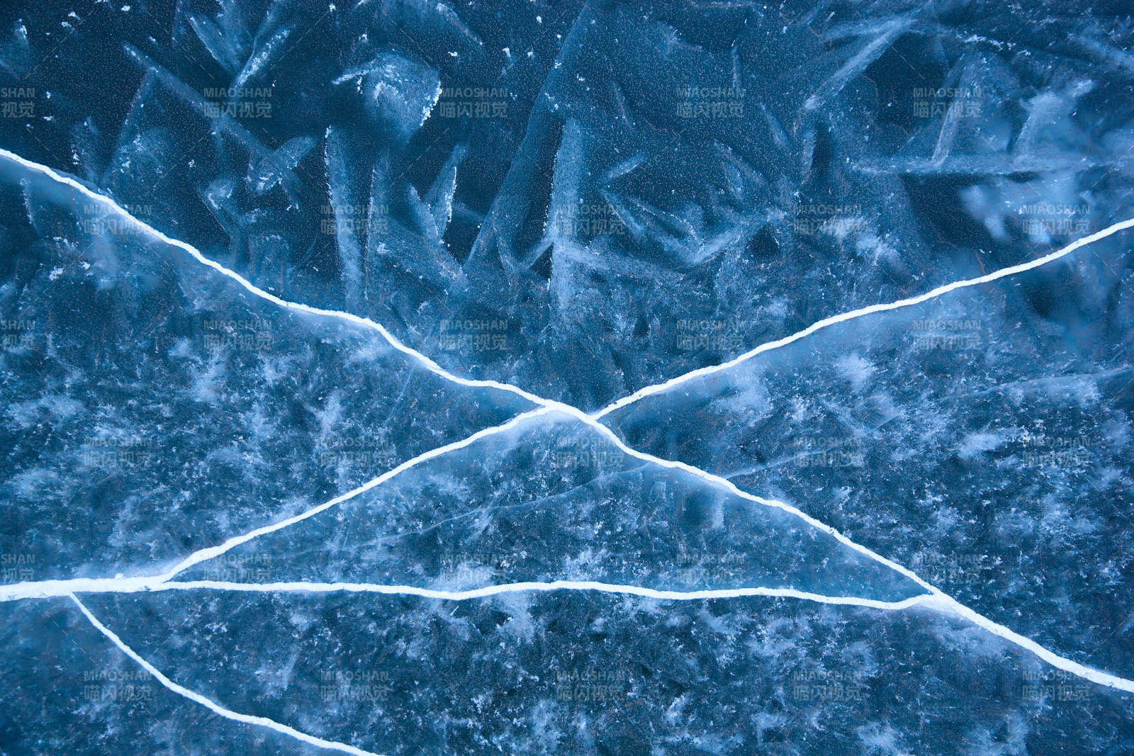 冬天冻结的湖面冰层花纹图片