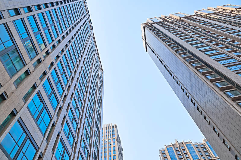 仰视现代建筑办公楼和局部景观图片