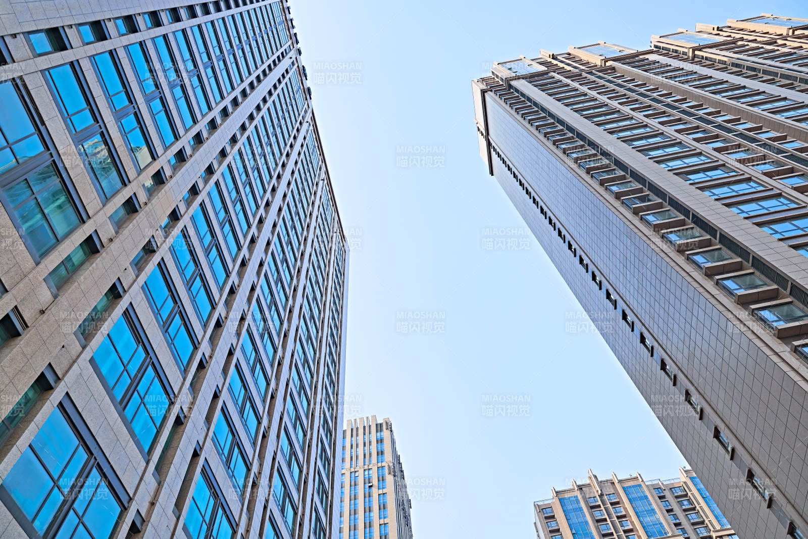 仰视现代建筑办公楼和局部景观图片