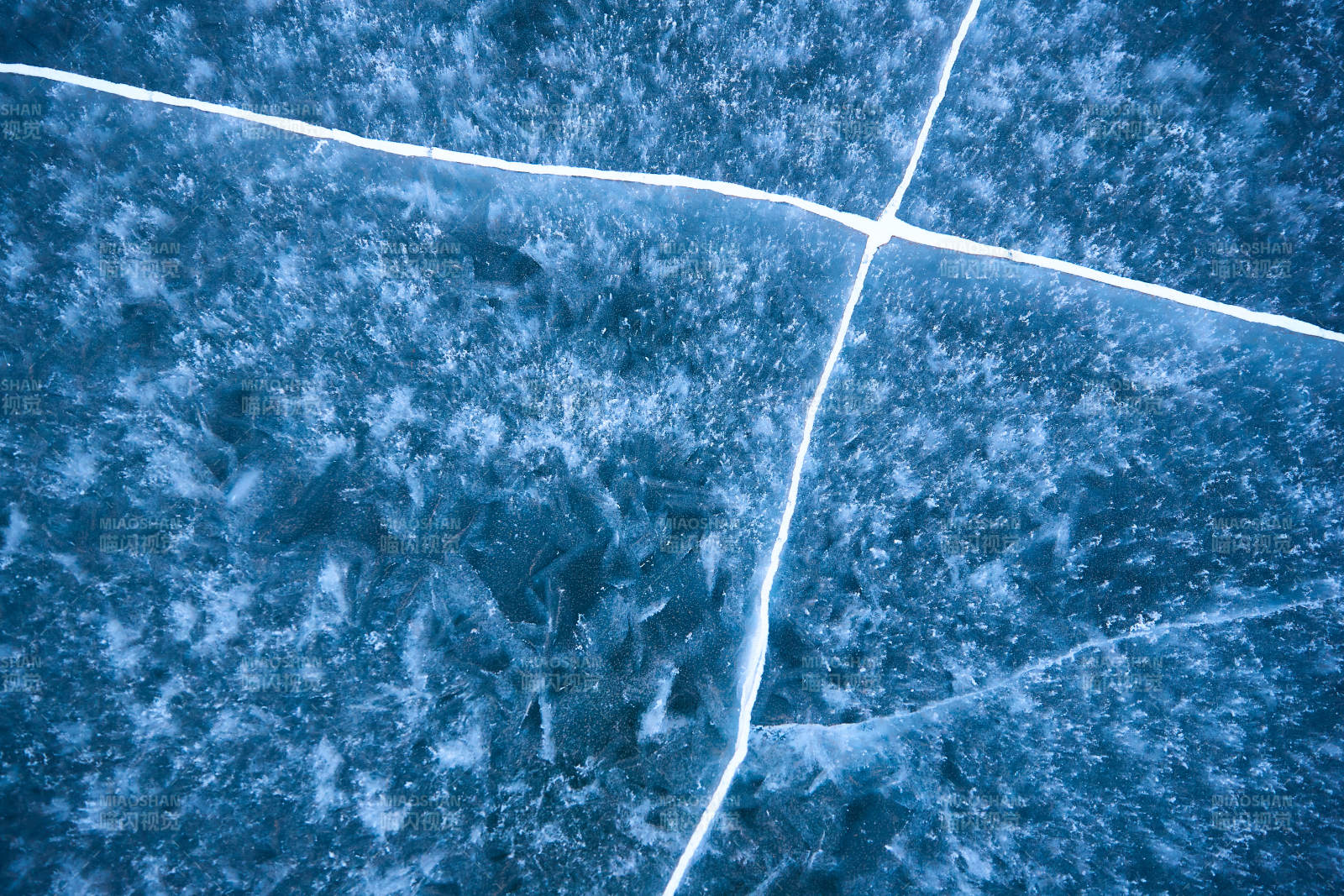 冬天冻结的湖面冰层花纹图片