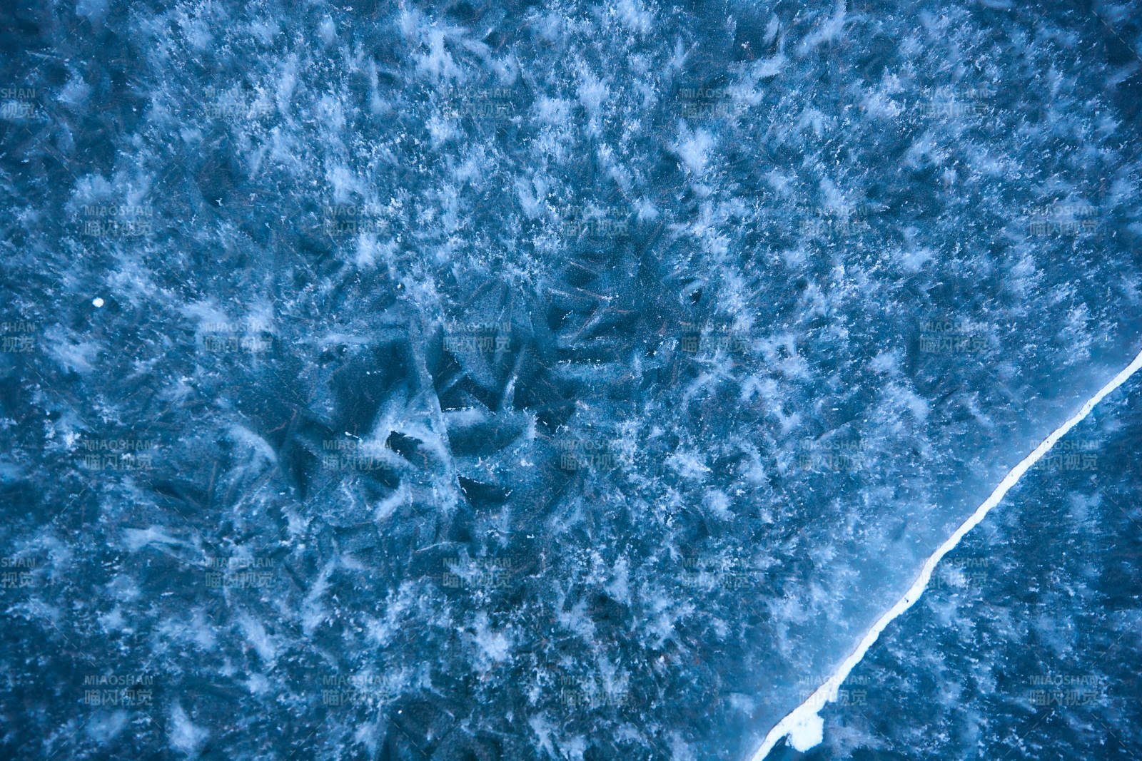 冬天冻结的湖面冰层花纹图片