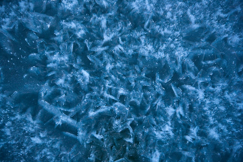 冬天冻结的湖面冰层花纹图片