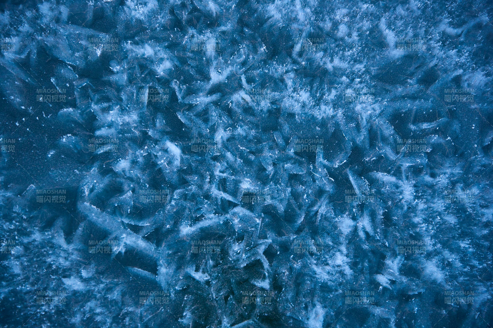 冬天冻结的湖面冰层花纹图片