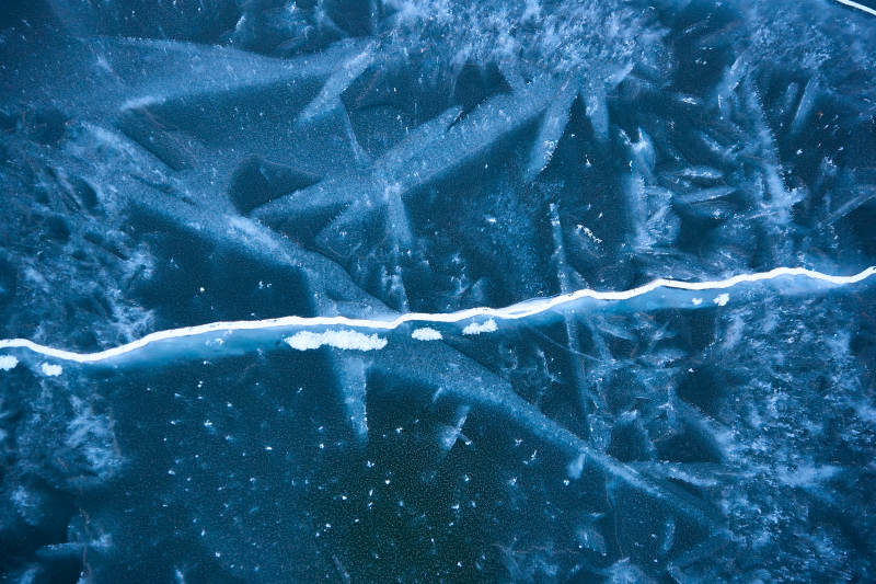 冬天冻结的湖面冰层花纹图片