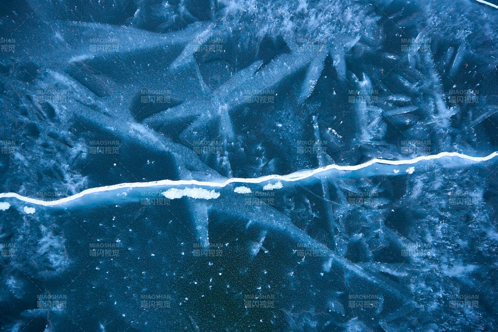 冬天冻结的湖面冰层花纹图片