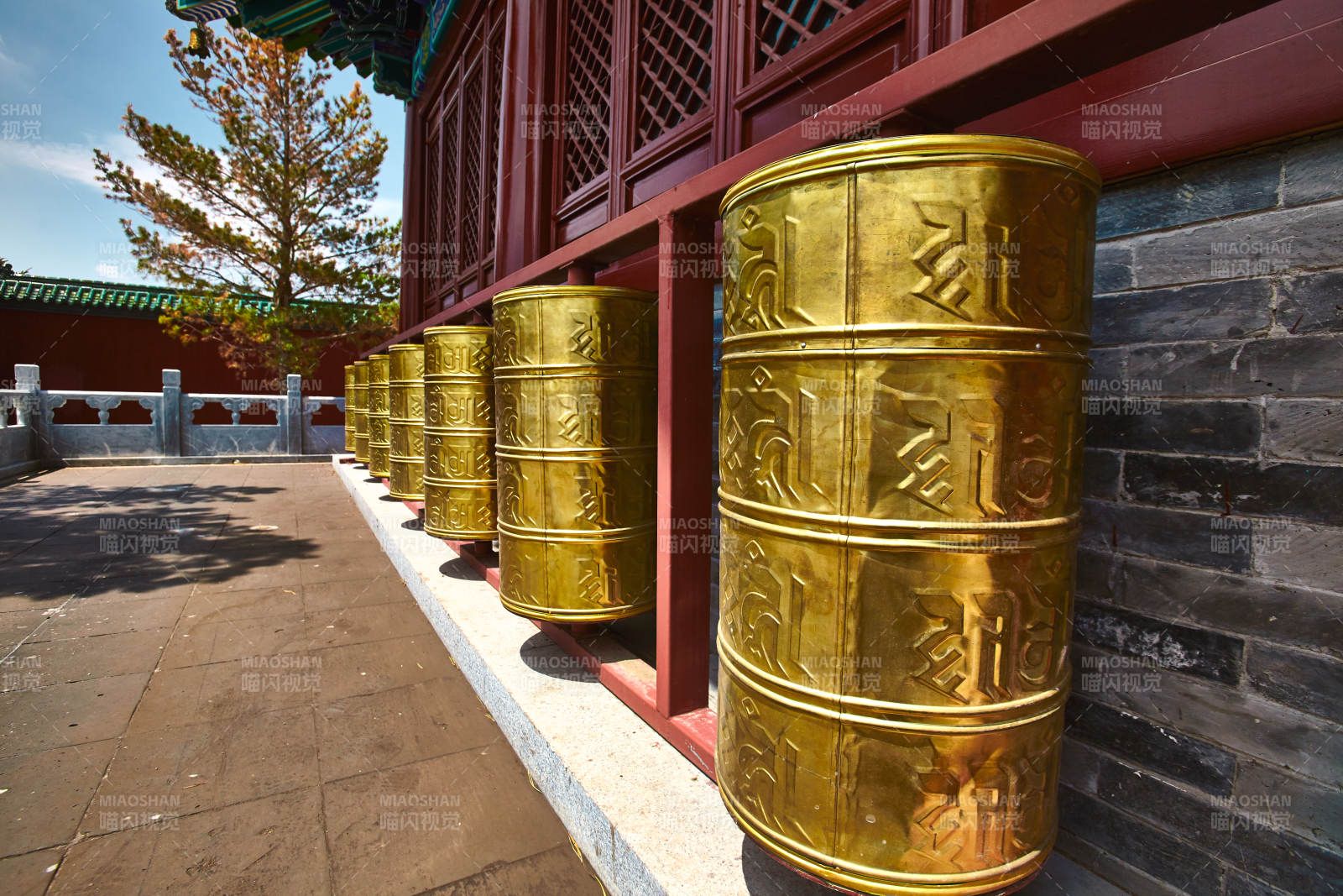 河北省张家口地区沽源县转佛寺内转经筒特写图片