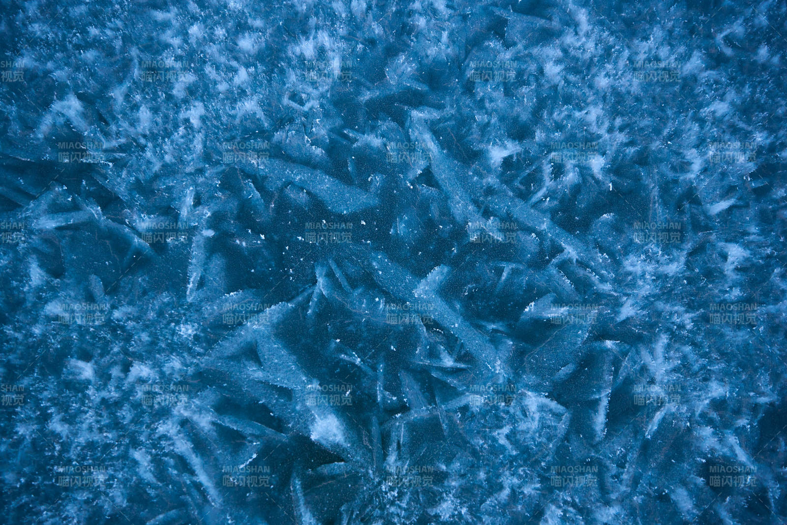 冬天冻结的湖面冰层花纹图片