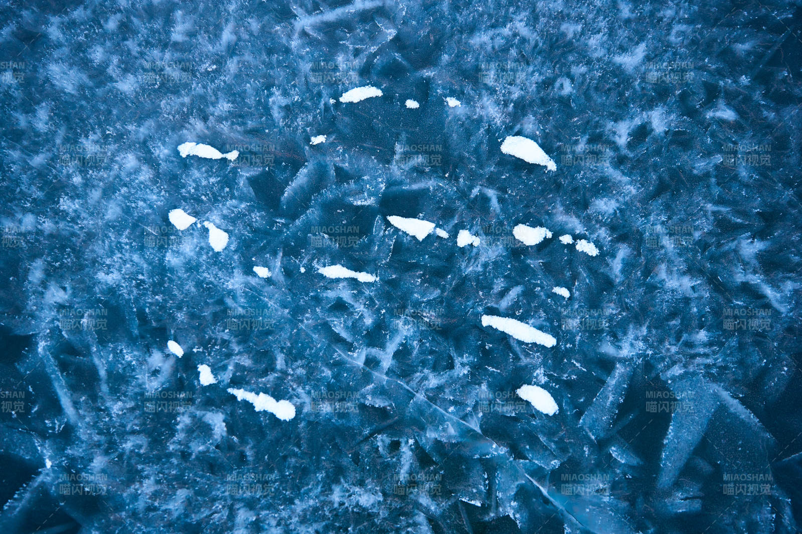 冬天冻结的湖面冰层花纹图片