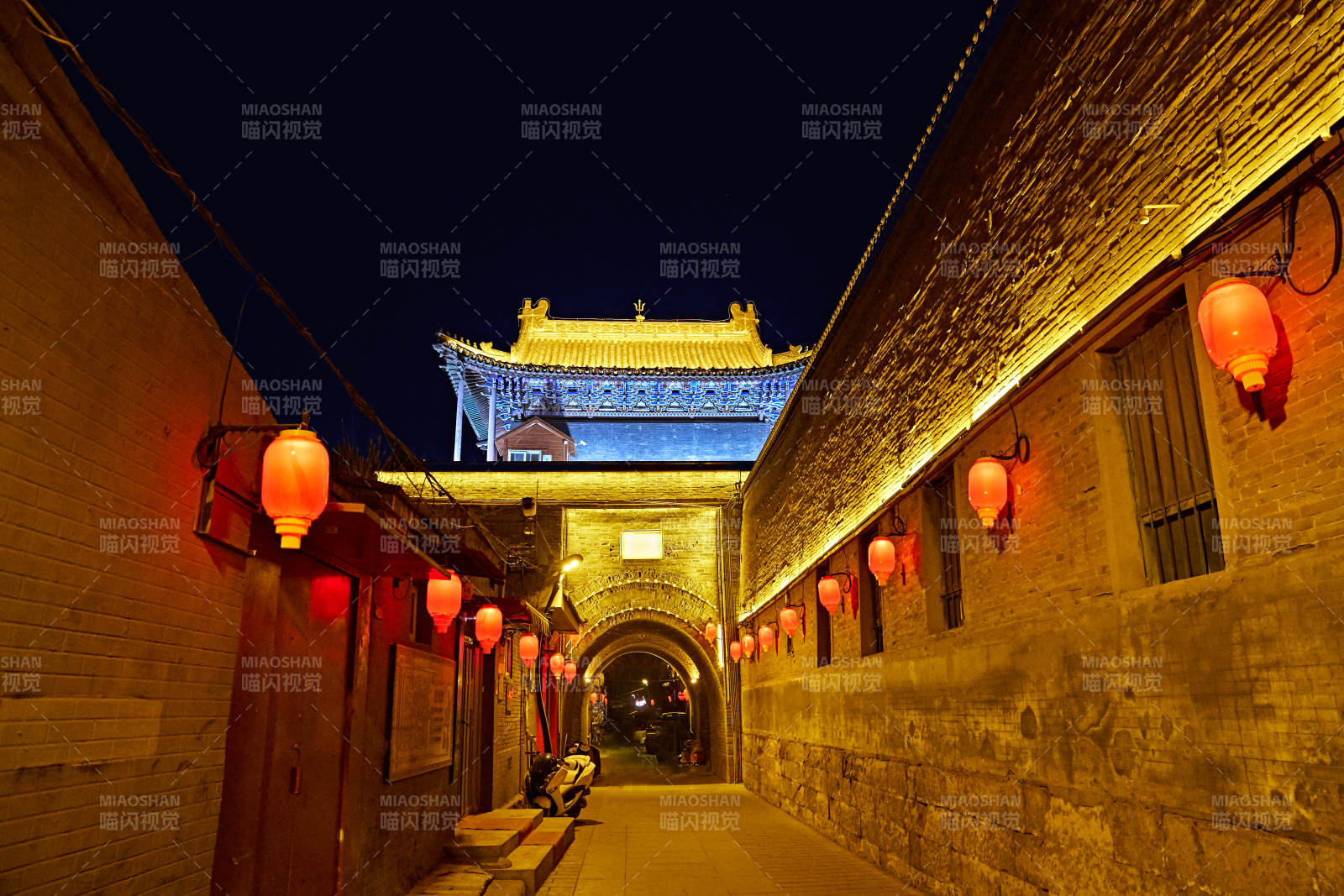 中国河北省张家口市堡子里景区夜景图片