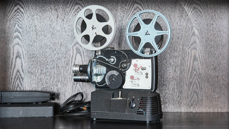 一台复古老式胶片电影放映机外观特写图片