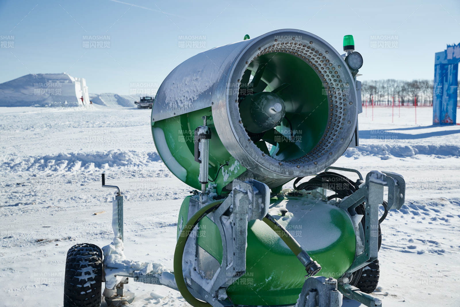 滑雪场人工造雪用的雪炮图片