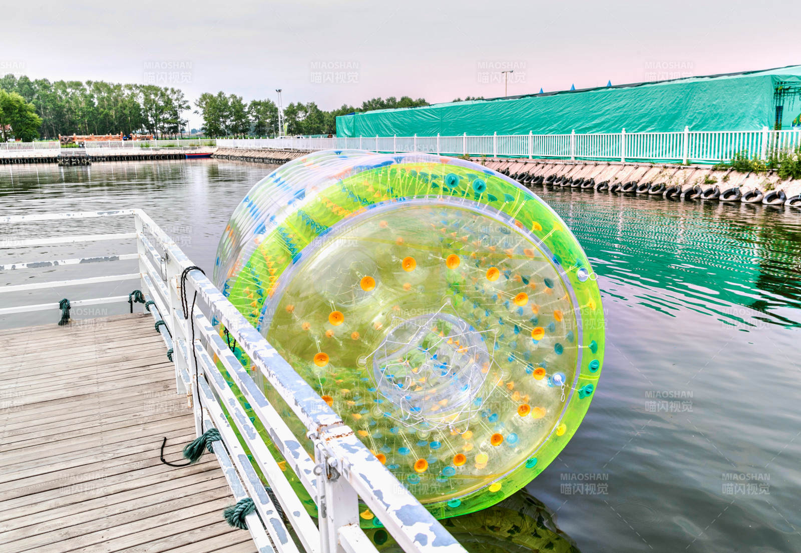 张家口地区沽源县天鹅湖水上娱乐设施图片