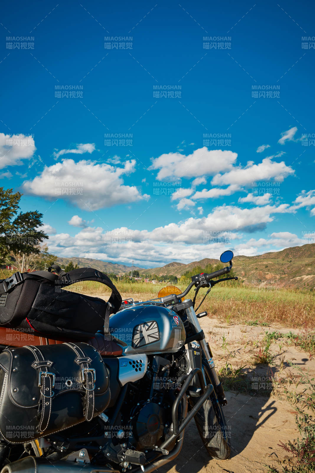 深秋荒郊野外停放的摩托车图片