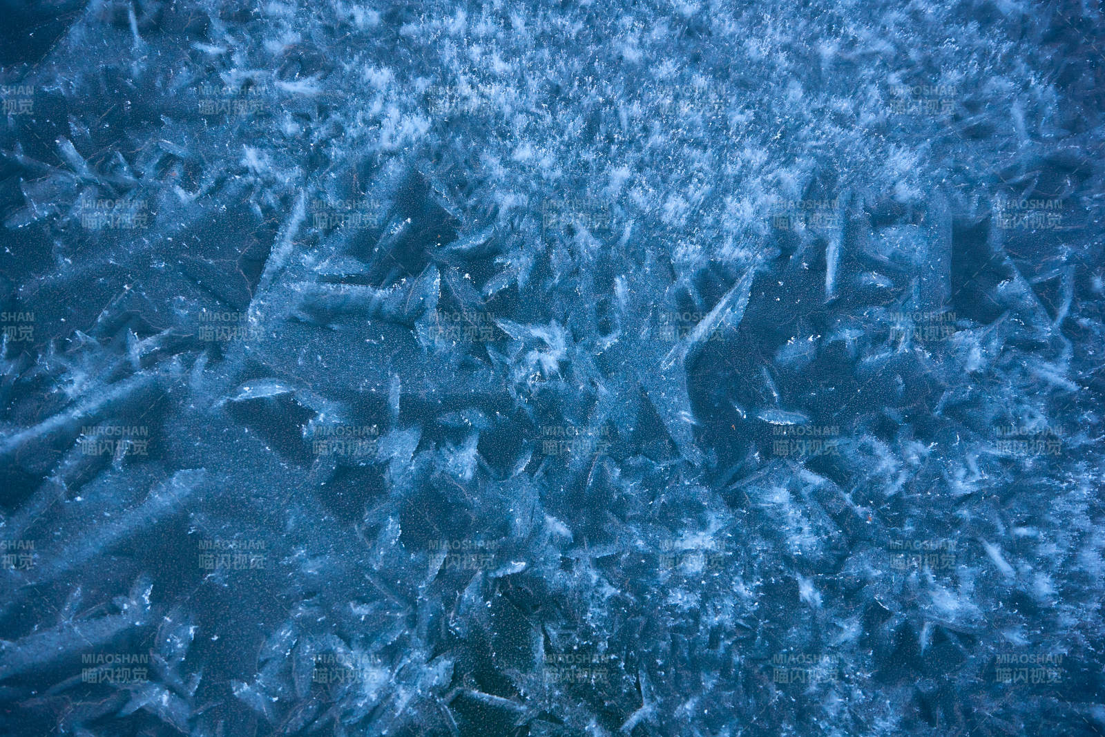 冬天冻结的湖面冰层花纹图片