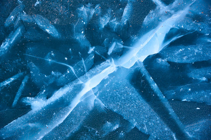 冬天冻结的湖面冰层花纹图片