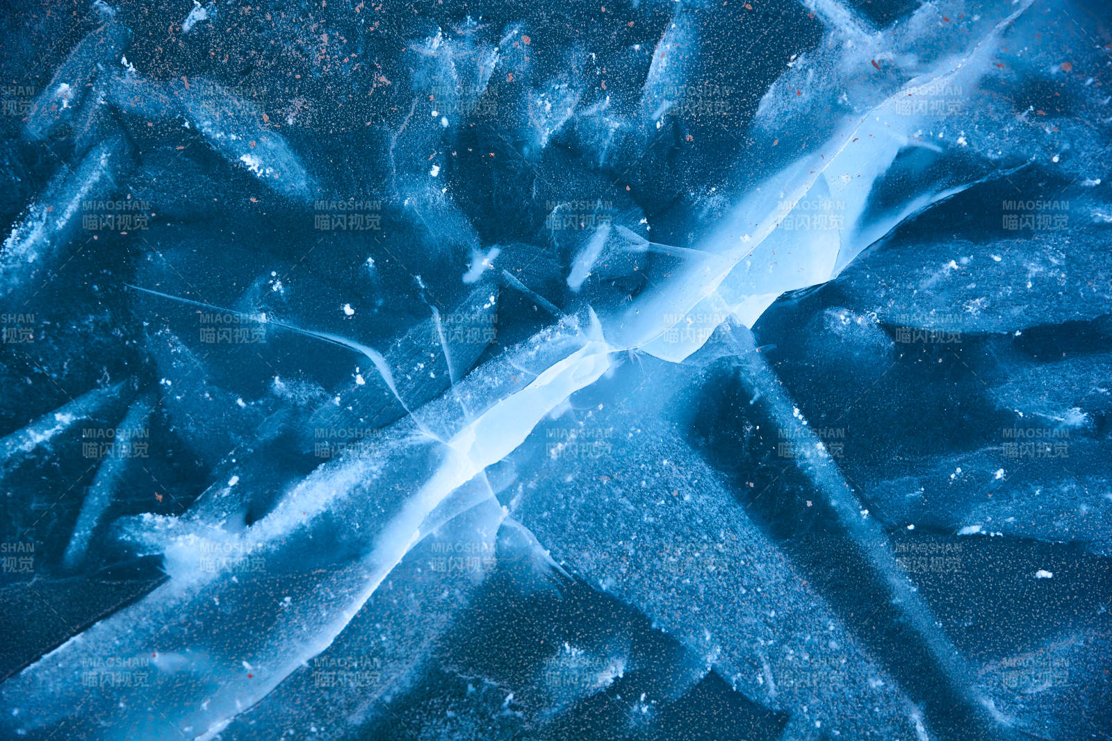 冬天冻结的湖面冰层花纹图片