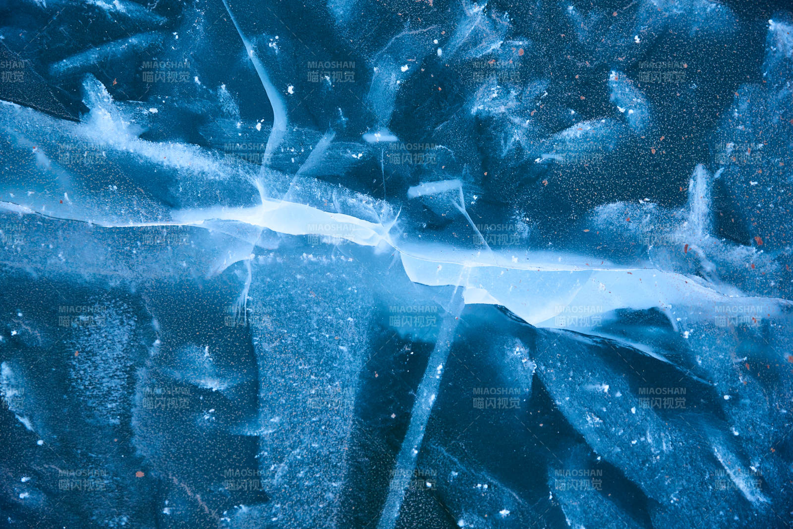 冬天冻结的湖面冰层花纹图片