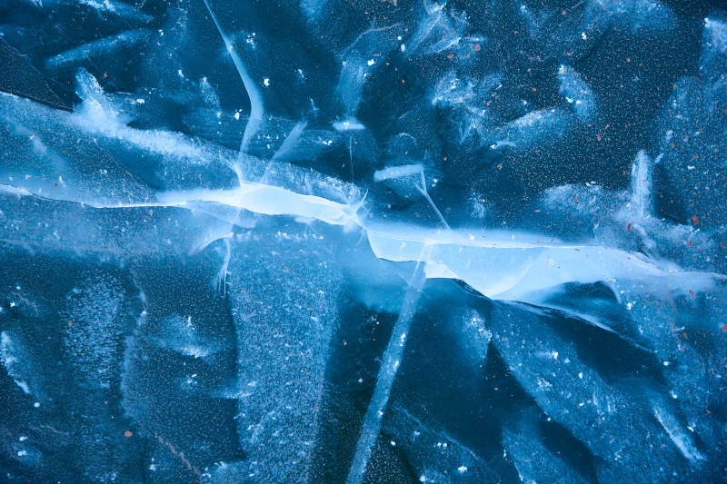 冬天冻结的湖面冰层花纹图片