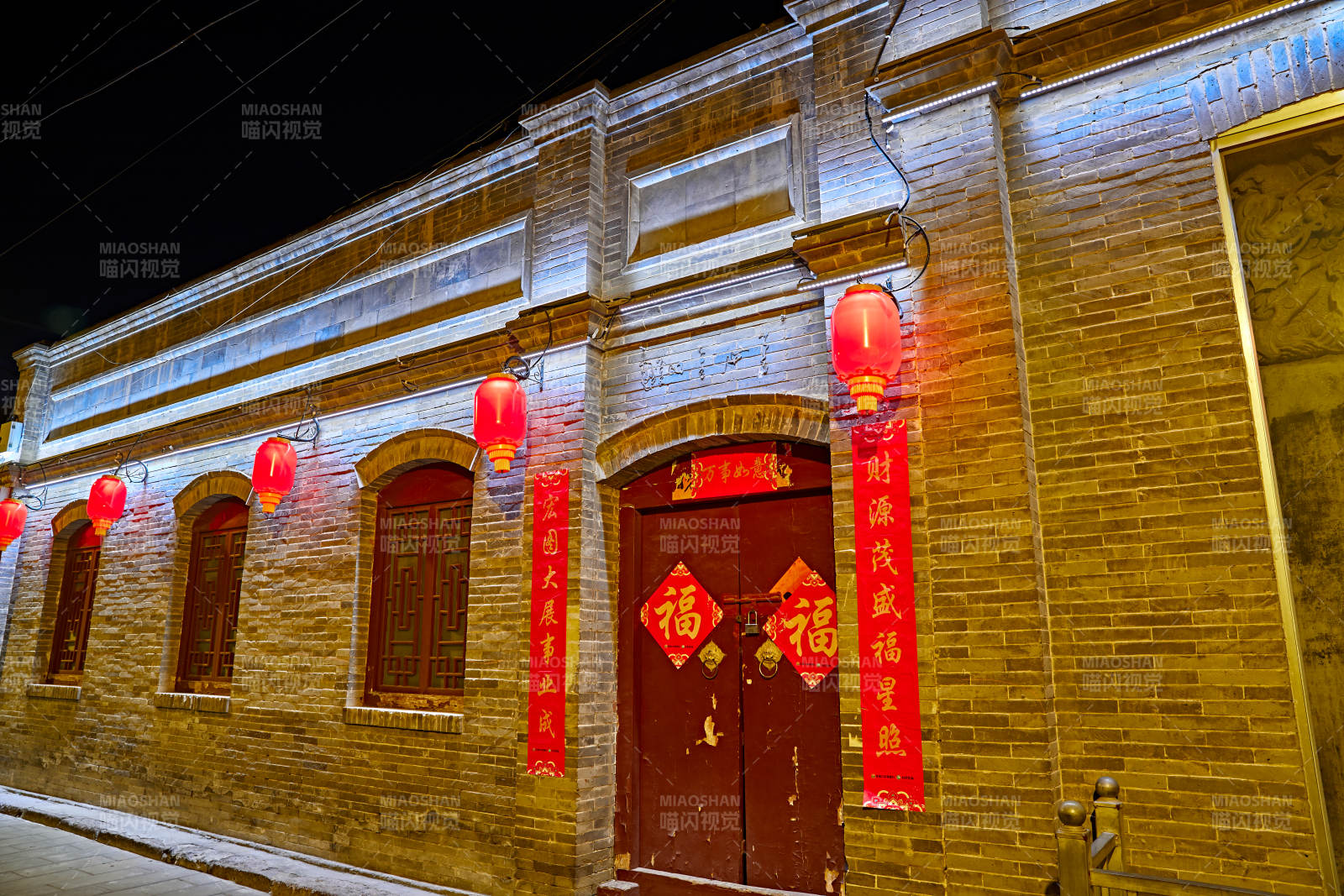 中国河北省张家口市堡子里景区夜景图片