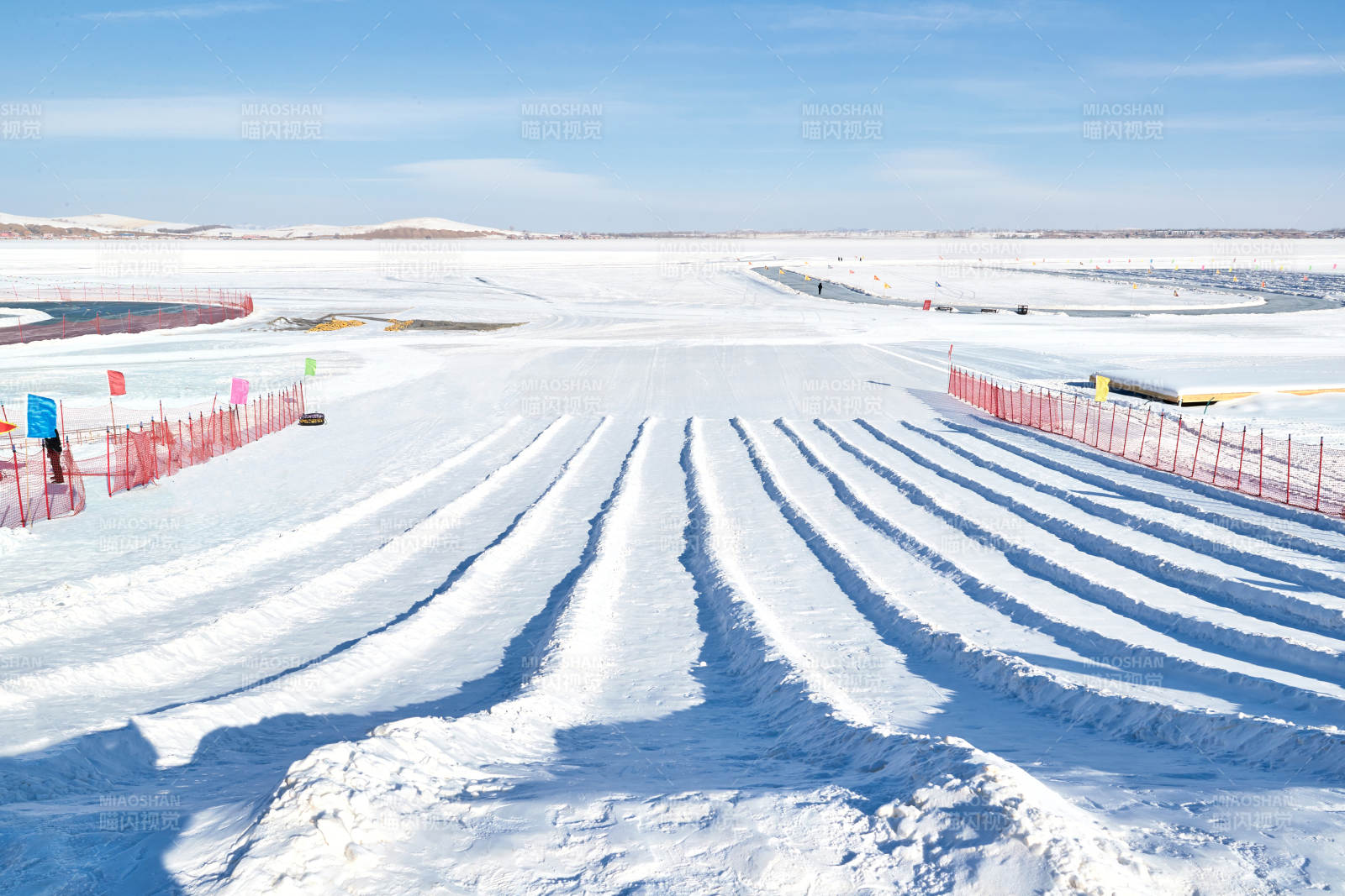 纯白整洁的冰雪皮划艇雪道图片