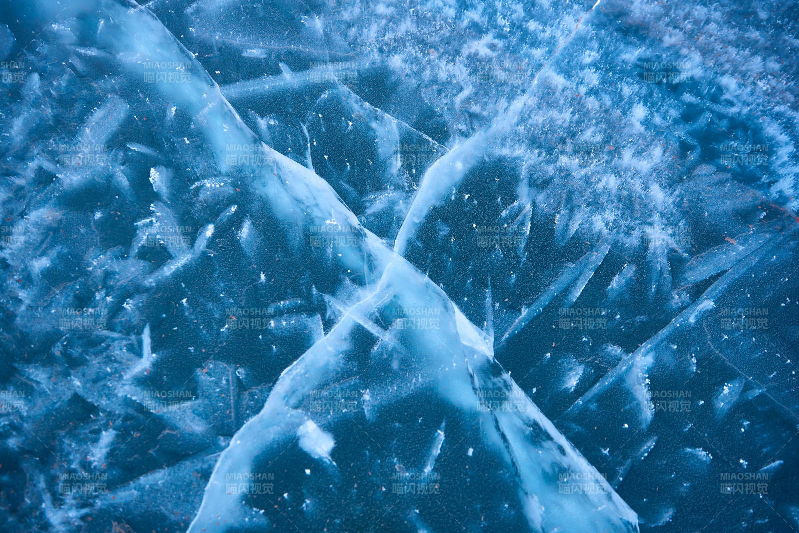 冬天冻结的湖面冰层花纹图片