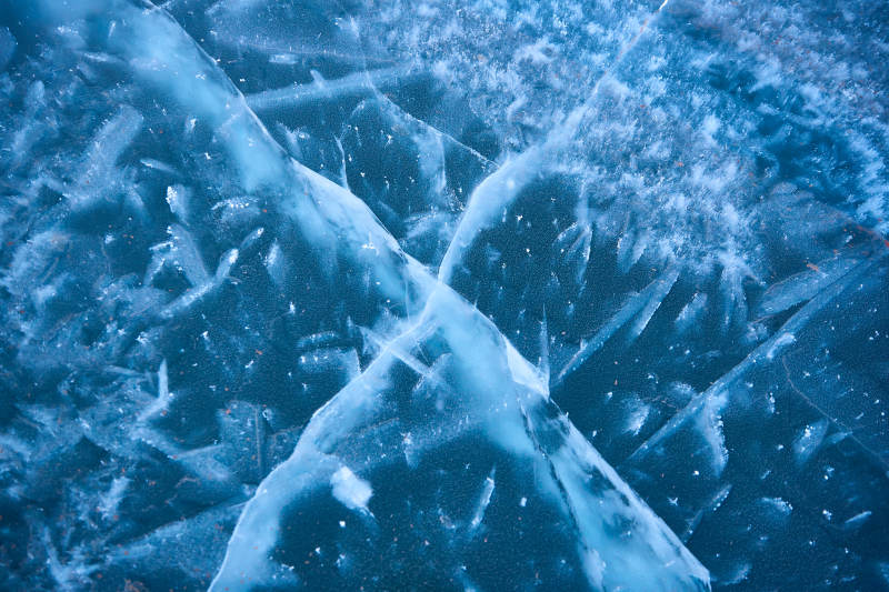 冬天冻结的湖面冰层花纹图片